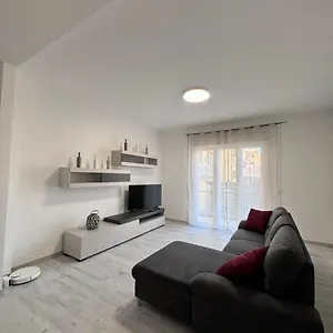 Grey House Arezzo